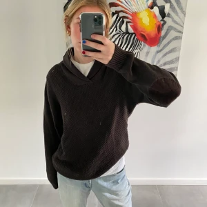 Unisex Mörkbrun tröja - Säljer asnice mörkbrun tjocktröja. Använd fåtal gånger, lite ocersized på mig som vanligtvis bär xs/s❤️❤️ passar båda könen