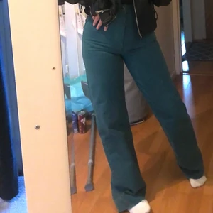 Mörkgröna jeans - Superfina mörkgröna jeans med straight passform😍 de är köpta från gina tricot och säljs inte längre. Bra skick och säljer på grund av att de inte kommer till användning. De är i storlek 34 men passar mig som vanligtvis är 36. Köparen står för frakten💓