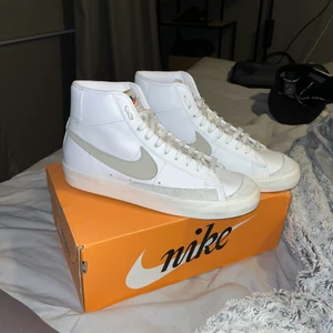 Nike blazer mid  - Använda en gång i, ingen fläck på dom. Säljer pga att dom är för små. 