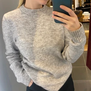 Stickad tröja  - Stickad tröja från hm storlek M. Bra skick !! Jag brukar ha S. 150kr + frakt