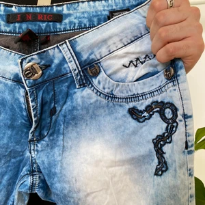 Bleach-washed jeans  - Tunna Jeneric jeans med både brodyr och metall-detaljer. Låg midja.