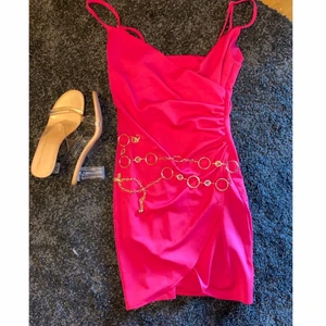 Mörk rosa fest klänning💓 - En mörk rosa klänning som jag köpe för två veckor sen men tyvvär så passar den inte mig. Den är helt ny och bara provat en gång. ❣️