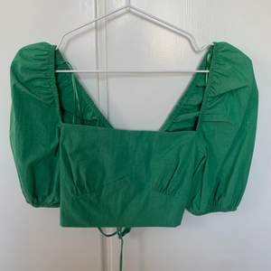 Fin sommar/vår topp från Zara! Croppad med snörning i ryggen i en jättefin grön färg. Endast använd en gång! 