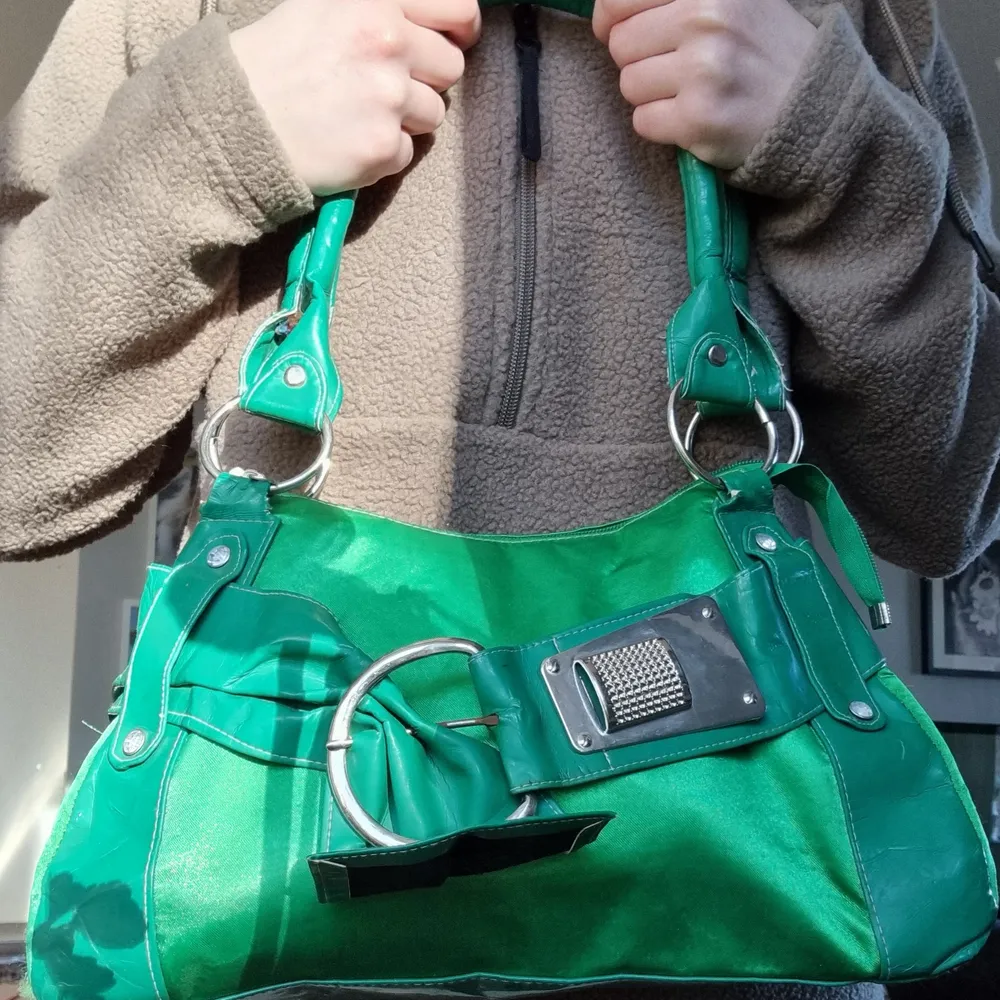 Grön cool väska. Har lite skavanker, kan skicka bild privat. Använd, ej i nyskick. Riktigt cool och härlig nu till vår och sommaren🤠🧚🏼‍♀️. Väskor.