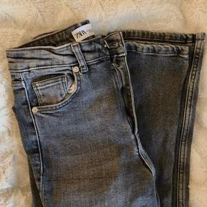 Gråa jeans med slits från zara! säljer då de inte används så mycket💕💕 fint skick