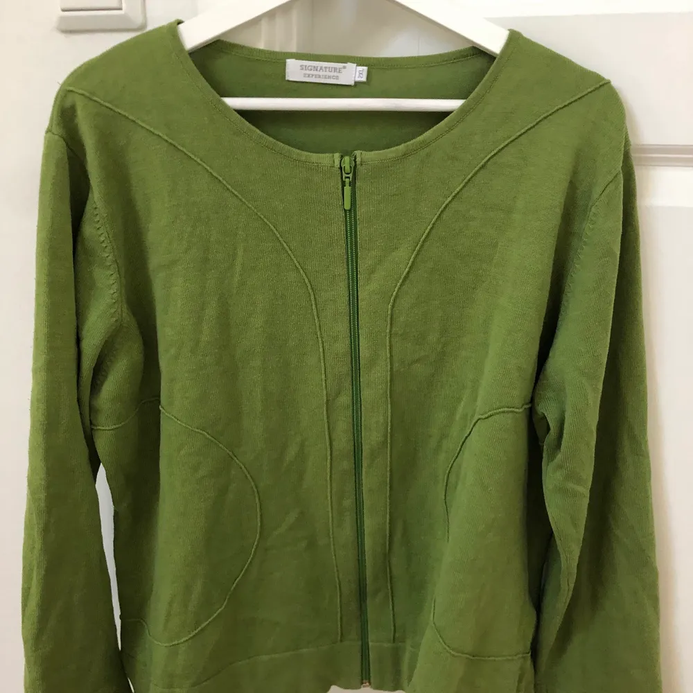 Fin grön kofta med dragkedja💗 Står på tröjan att den är strl 2XL men passar S-XL beroende på hur man vill att den ska sitta. Frakt ingår ej!. Tröjor & Koftor.