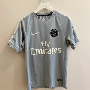 Fotbollströja Nike (PSG), Strl. M - Fotbollströja från Nike, DRI-FIT. Storlek M. Paris Saint Germain (PSG). Fint skick