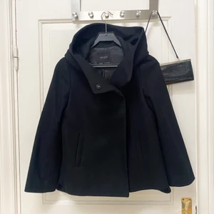 Kort kappa  - En kortare ”kappa” med stor fin luva! Från zara några år tillbaka. Två knappar sitter lite löst men kan lätt sys fast igen:) Annars i väldigt fint skick<3