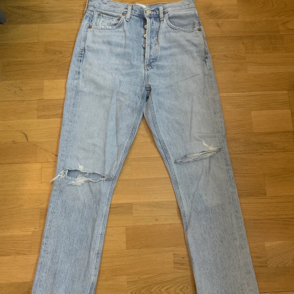 Jeans från AGOLDE köpta från Revolve i storlek 36. Använda fåtal gånger. Köpta för 2300kr. Jeans & Byxor.