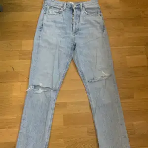 Jeans från AGOLDE köpta från Revolve i storlek 36. Använda fåtal gånger. Köpta för 2300kr