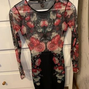 Klänning  - Klänning storlek 34 använd en gång. Köpt i new yorker butiken.