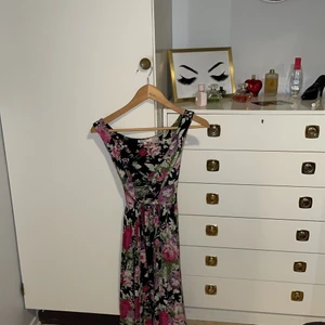 Från Zara i storlek S  - Färg glad kläning passar perfekt till sommar✨