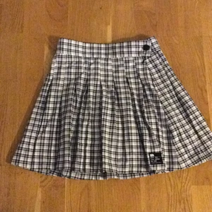 Bershka veckad kort kjol  - Stlk S