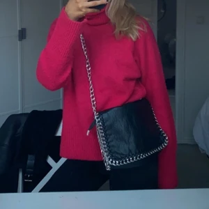 Tiamo väska - Säljer min tiamo väska då den inte kommer till användning. Jag har kortat ner kedjan så den är inte lika lång. Köparen står för frakten💕