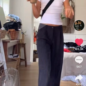 Kostymbyxor - Titius pant navy från princess polly, helt nya aldrig använda. Dessa är en 4 US, eller 36 EU. Skit snygga byxor men beställde fel storlek. (De första bilderna är från en tiktokare som har på sig exakt samma byxor, tredje bilden är från princess polly hemsida)