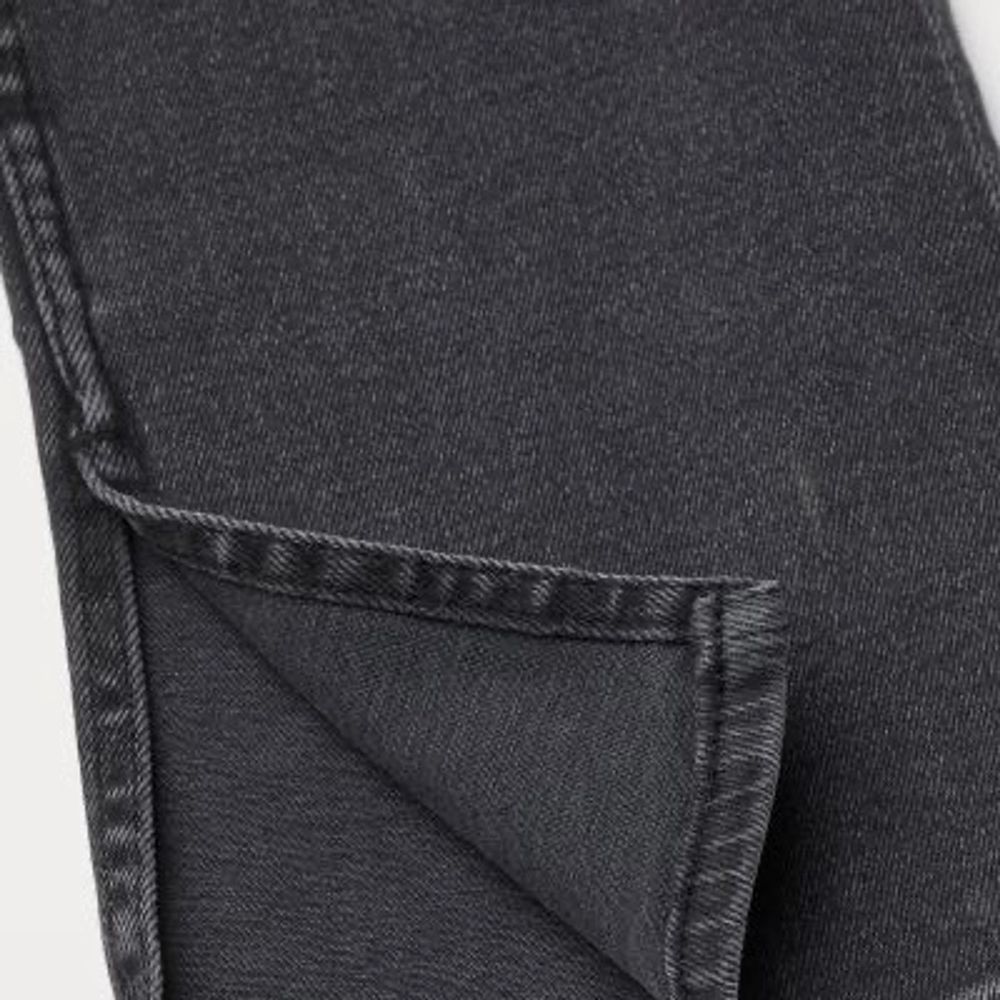 Såå fina mörkgråa jeans från H&M! (Lånade bilder) Tycker väldigt mycket om de, men nu har de tyvärr blivit för små för mig som är 168 cm lång. Skriv privat för fler bilder eller frågor, pris kan även diskuteras! Använda ett fåtal ggr. Hoppas någon får de till användning😊❤️‍🔥❤️‍🔥. Jeans & Byxor.