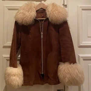 Päls jacka - Nypris 2500 kr! Säljer min absolut favorit jacka, har för många jackor i garderoben. Vet tyvärr inte märket, eftersom jag fått den av min mormor. Använd två gånger och super kvalitet🕺🏽😍✨✨✨