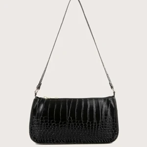 Svart hand/axelväska - En svart axelväska från Shein, kallas "krokodil präglad" (se mått på bild 3). Säljer för 20kr + frakt 