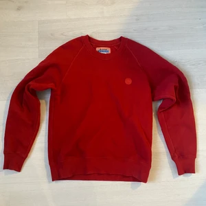 Acne sweatshirt - Acne blå konst sweatshirt. Knappt använd, inga skador. Nypris 2100kr. Frakt står köparen för.