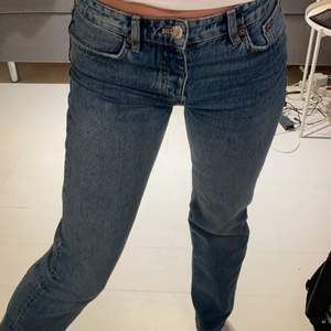 Populära jeans från Zara! Slutsålda överallt, skicket är som nytt, storlek 38💕 jag är 175 cm lång !jag säljer ett till par zara jeans i annan färg, checka in dom!