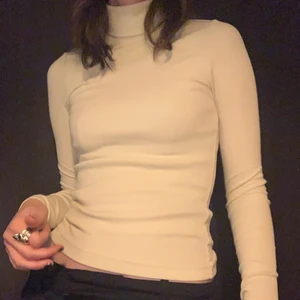 biege turtleneck! - biege ribbad turtleneck från weekday! nästan aldrig använd så i mycket bra skick, fri frakt🤍✨