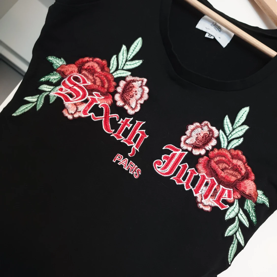 Svart body med tryck storlek M - 90