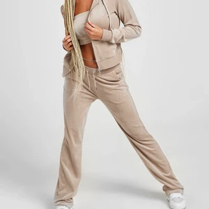 Juicy Couture  - Hej! Säljer denna fina Juicy Dress med diamanter på rumpan och på ryggen då den knappt har kommit till användning. Alla diamanter är kvar och kläderna är i ett nytt skick. Båda delarna är i storlek Medium. Säljer hela dressen och inte i styckvis! Kan tänka mig 1200kr för dressen, pris kan diskuteras! Det går att frakta men då står jag inte för frakten. Skriv privat vid intresse😊