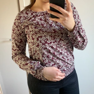 Blommig tröja Vero moda - Blommig tröja från Vero Moda i storlek M 