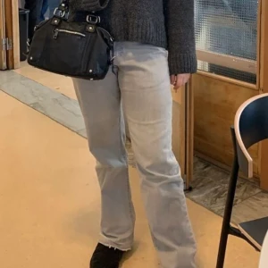 Ljusgrå jeans - Säljer ett par ljusgrå jeans , köpta second hand! Passar en S och M mellan ca 165-170 cm💕 felfria