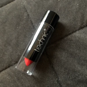Rött läppstift  - Rött läppstift från techic. Helt nytt och oanvänt❤️‍🩹