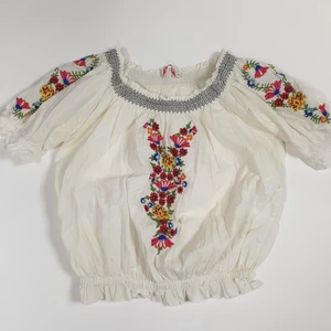 Blus somrig  - Lätt och skön blus från indiska med fin brodyr 