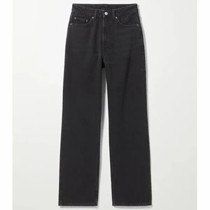 Svarta straight leg jeans weekday - Svarta jeans i modellen rowe från weekday. Storlek 24/32 , knappt använda så i väldigt bra skick! Skriv för mer bilder/frågor ❤️