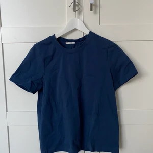 Blå T-shirt från Weekday  - Strl S, blå T-shirt som är köpt på Weekday. Inte så mycket använd, nytt skick 