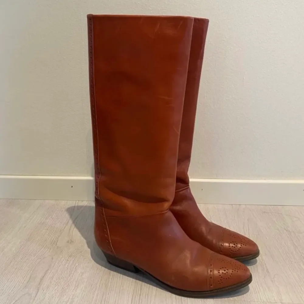 Supersnygga trendiga boots i äkta läder! Kan mötas upp i Stockholm, annars står köparen för frakt. . Skor.