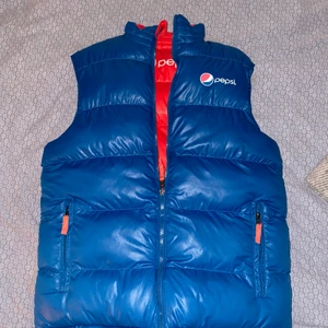 Pepsi vest  - Hej! Säljer en blå retro pepsi vest. Vesten sitter som en M. Kom med pris förslag! 