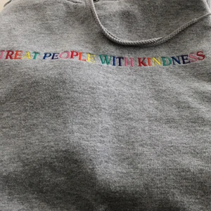 Harry styles hoodie - En Harry styles merch hoodie storlek small