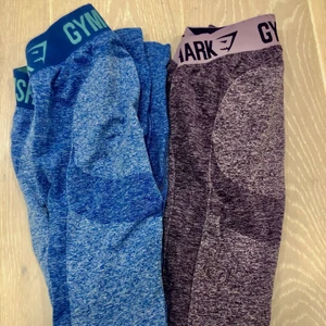Gymshark flex leggings - Två par gymshark flex leggings i storlek XS. 150kr för båda! Använda en del och resåren i midjan har en del lösa trådar (se bild två), därav priset. Sitter dock fortfarande bra på. Spårbar frakt tillkommer på 66kr. 