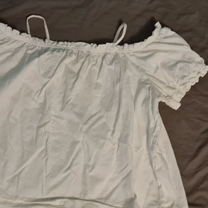 off shoulder blus  - Off shoulder blus från H&M. Osäker när den är köpt men den blev nästan aldrig använd. Har en liten fläck upp mot kanten. Storlek L. Ej möjligt med spårbar frakt! Frakten är inräknad i priset. Betalning sker via swish <3