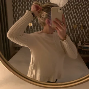 Vit stickad tröja  - Säljer denna jätte fina vita finstickade tröja från Hunkydory Stockholm! Det finns ingen storlek på tröjan men jag skulle säga att den passar S/XS. Den är i super fint skick och sparsamt använd 💕 betalning sker vi swish. kan mötas upp i Stockholm, annars står köparen för frakt 🥰