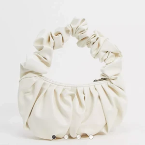 Scrunch-bag från asos - Första bilden är lånad. Säljer en liknande väska från asos i beige. Den är stor och rymlig, aldrig använd. Nypris 150.