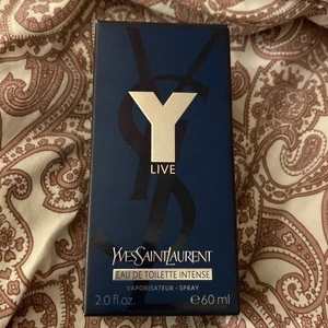 Yves Saint Laurent parfym - Säljer en helt ny Yves Saint Laurent parfym ”live” Köpt för 700 i butik. 