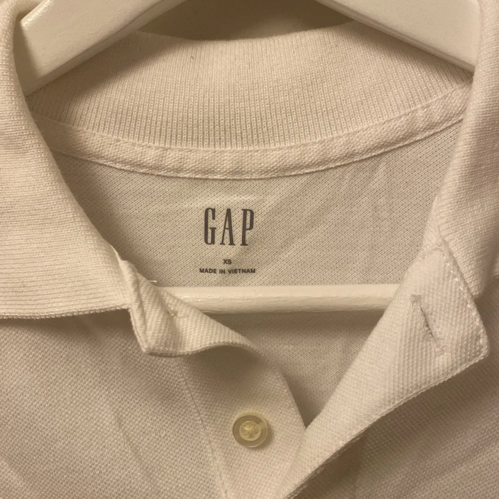 En jättefin Gap tröja, säljer pågrund av för stor för mig. Tröjan är i storlek S, men passar även i större storlekar. Säljer för 110 kr + frakt. Frakten kommer jag säga vid intresse. Betalning sker via Swish.. T-shirts.