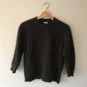 Filippa K stickad tröja i ull och mohair - Fin och varm stickad tröja från Filippa K i fint skick. Ärmarna är inte full-långa, utan mer i trekvartslängd - perfekt om man är lite kortare - sitter så fint :)