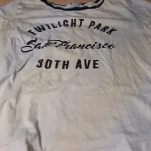 En tröja för 20 kronor plus frakt 15 kr - Storlek 146 152 1 år gamla svart text