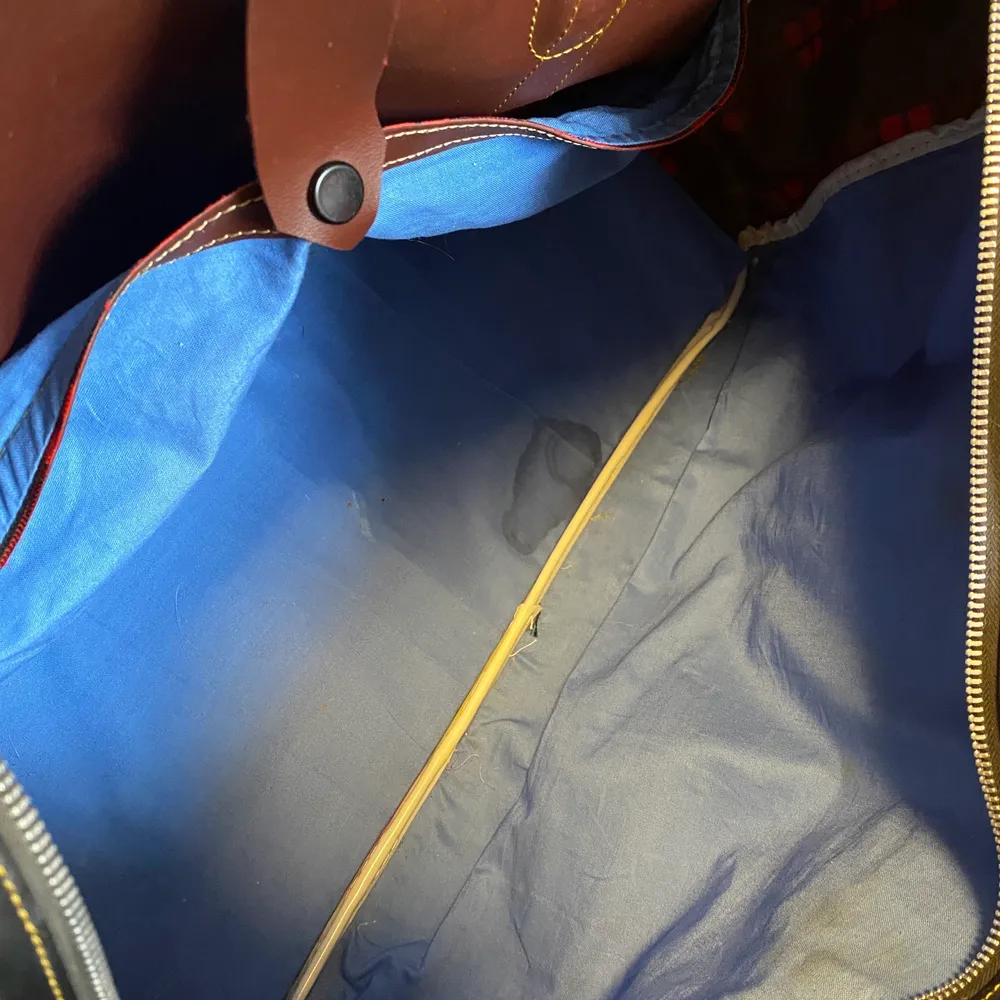 Stor fin väska, har en liten fläck inuti sig och dragkedjde hänget är av (se bilder) annars är det en väldigt fin och cool väska! :-). Väskor.