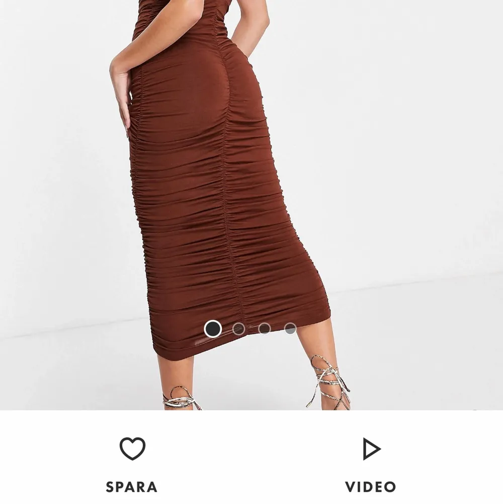 Säljer denna super snygga klänning ifrån Asos endast testad. Storlek 46 tror L/XL. . Klänningar.