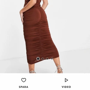 Klänning - Säljer denna super snygga klänning ifrån Asos endast testad. Storlek 46 tror L/XL. 