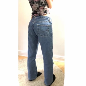 Levis 501 jeans  - Supersnygga Levis jeans i modellen 501!! Storleken är 30/34 men passar mig som vanligtvis har 26. Jag har gjort ett inbyggt skärp med hjälp av ett skosnöre som jag trätt igenom på innersidan. På så sätt kan man justera i midjan som man själv vill + att det ej syns utåt😆. Jag är 167cm för längd referens!💕 hör av er vid fler frågor!