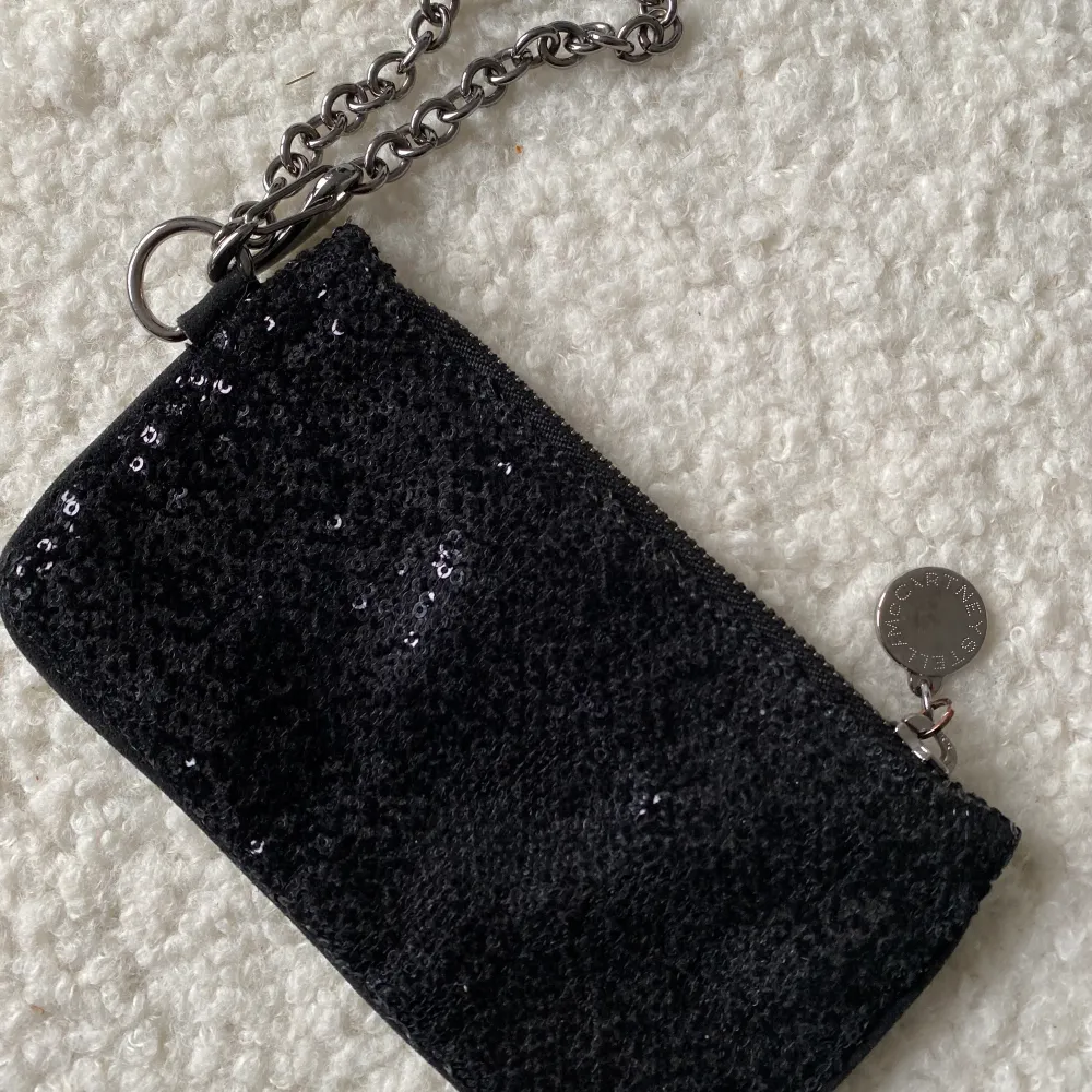 Jättefin liten väska som går att sätta fast i en annan väska som key-pouch eller plånbok. Aldrig använd, fick med köp av större väska.. Accessoarer.