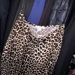 Linne med mönster - Super fint mönstrat linne som jag säljer pga att den inte används längre. Använt den ett fåtal gånger.